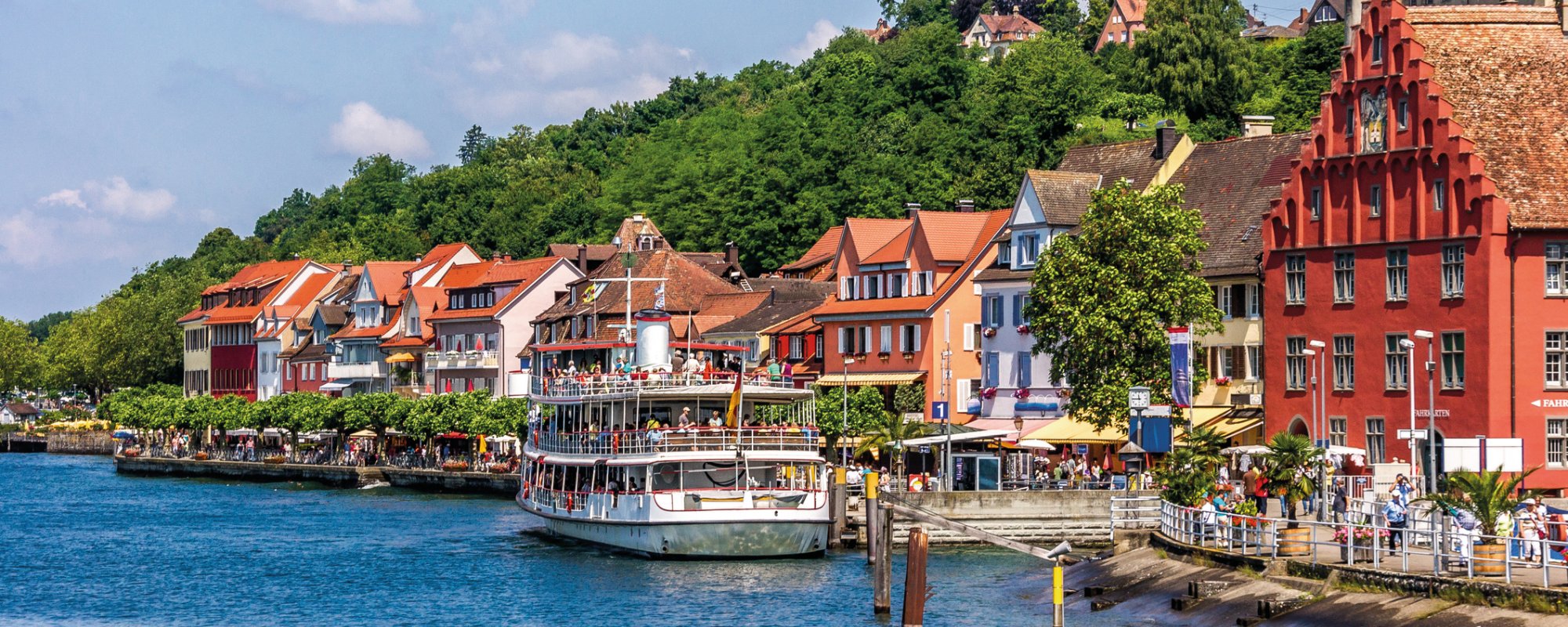 Seepromenade mit Ausflugsschiff in Meersburg