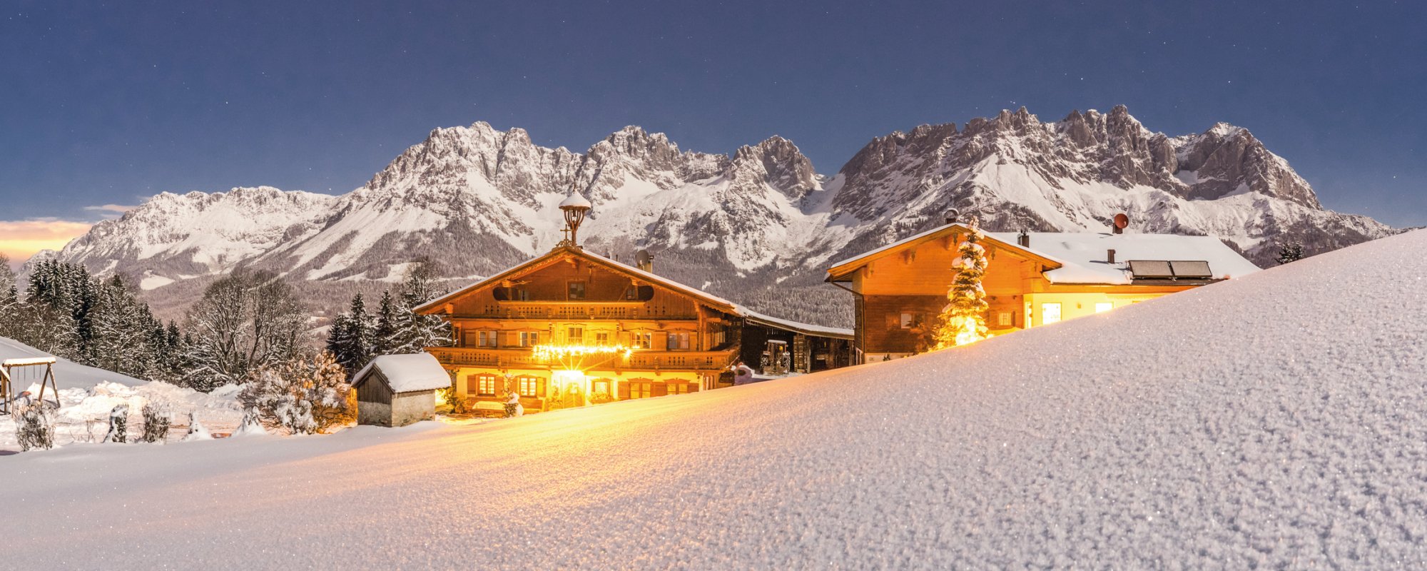 Bauernhof mit dem Wilden Kaiser im Hintergrund 

