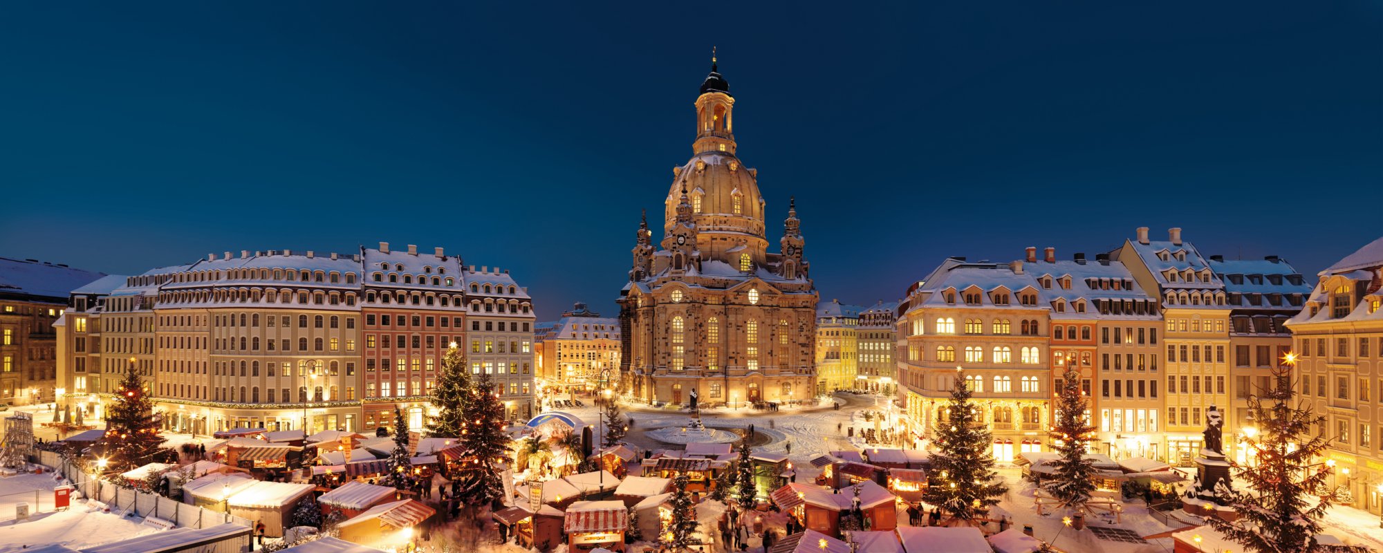 Blick auf den Neumarkt Dresden zur Weihnachtszeit