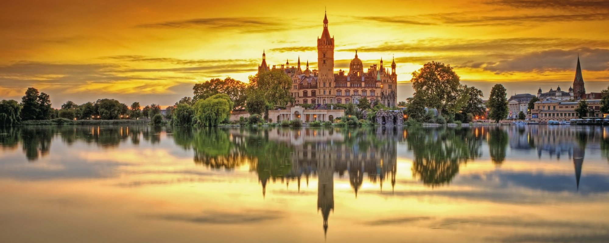 Schweriner Schloss im Abendlicht