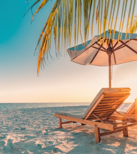 Strand mit Sonnenliege