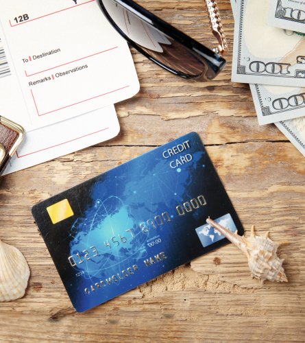 Kreditkarte mit Geld und Pässen