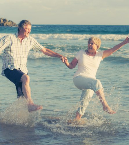 Älteres Paar am Strand