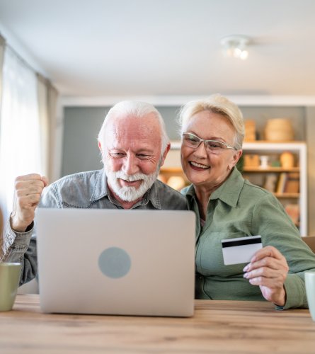 Frau und Mann vor Laptop 