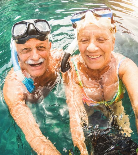 Älteres Paar im Wasser